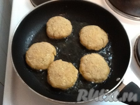 Разогреть масло на сковороде и выкладывать куриные оладьи.
