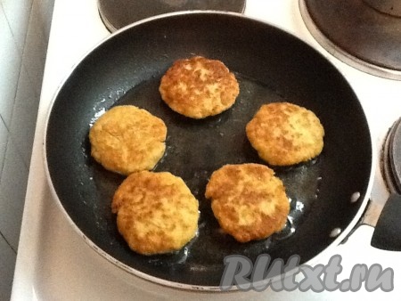 Обжарить на среднем огне в течение минут 5 с одной стороны и перевернуть.
