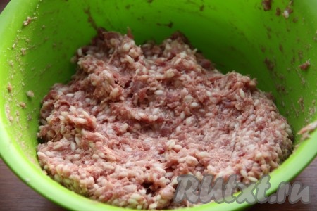 Из получившегося фарша формируем шарики - наши будущие тефтельки.
