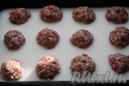 Тефтели выкладываем на противень на небольшом расстоянии друг от друга, заливаем молоком (молоко должно почти полность покрывать тефтельки) и ставим в разогретую духовку. Готовим 30 минут при температуре 180 градусов. Затем духовку выключаем и оставляем там противень, чтобы тефтели остыли и молоко хорошо впиталось в них.
