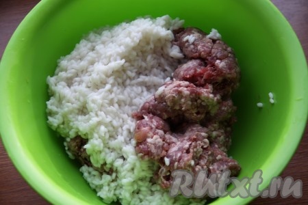 Отвариваем рис до полуготовности и добавляем к фаршу, тщательно перемешиваем.
