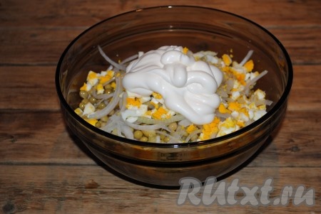 Добавить в салат майонез, если нужно, посолить и перемешать.
