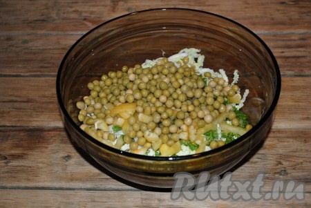 Консервированный горошек без жидкости отправить в салат. 