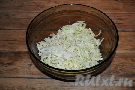 Пекинскую капусту, лук, болгарский перец и петрушку вымыть, обсушить. Капусту мелко нашинковать.&nbsp;
