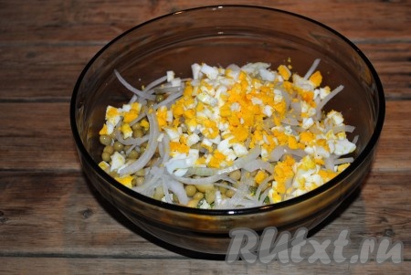 Очищенные яйца нарезать кубиками и выложить в салат.&nbsp;
