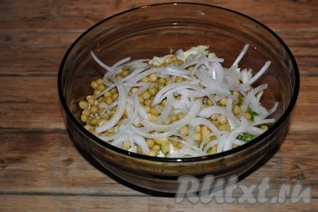 Лук, очищенный и нарезанный полукольцами, тоже добавить в салат.
