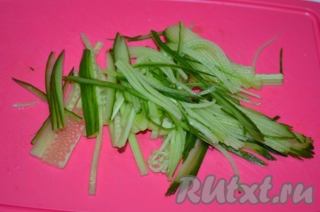 Огурец можно тоже натереть на этой тёрке или нарезать на тонкие, длинные полоски.