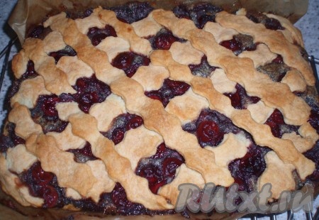 Подготовленный&nbsp;песочный пирог с маком и вишней поставить в разогретую до 175 градусов духовку и печь примерно 1 час 10 минут. Готовый пирог вынуть из духовки и остудить.
