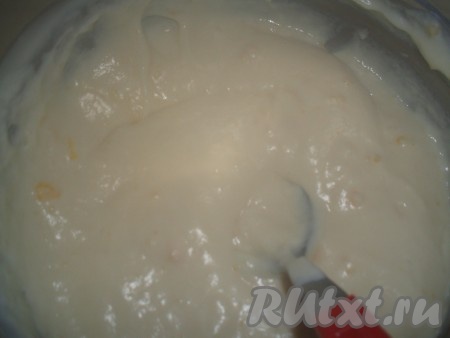 Замороженную вишню разморозить, освободить от косточек. Если используется консервированная вишня, ее необходимо выложить на ситечко, чтобы стек сироп.

Для приготовления начинки порошок для пудинга смешать со 100 мл молока. Остальное молоко вскипятить, влить в него пудинговую смесь.  Варить до загустения, помешивая, затем остудить.