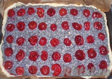 &nbsp;Затем равномерно выложить вишню.