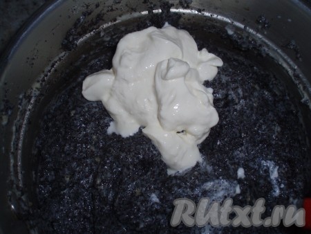 Добавить сметану и ещё раз хорошо перемешать. Маковая начинка для песочного пирога готова.
