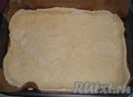 Охлажденное тесто вынуть из холодильника. 2/3 теста раскатать и выложить в форму для выпечки, формируя бортики (форму для выпечки можно застелить пергаментной бумагой).
