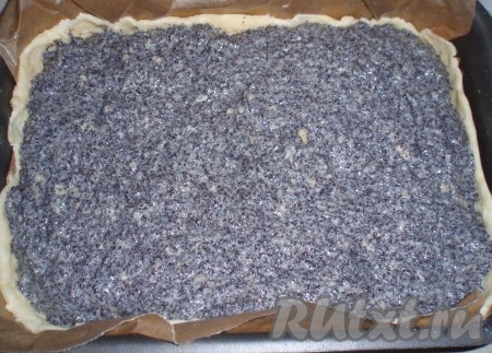 На тесто выложить подготовленную маковую начинку.