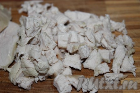 Для приготовления салата подготовить все необходимые продукты. Куриную грудку вымыть, залить холодной водой, довести до кипения, затем уменьшить огонь, посолить и варить на среднем огне до готовности (примерно 20-25 минут). Отварное куриное мясо остудить и нарезать небольшими брусочками или порвать на волокна.
