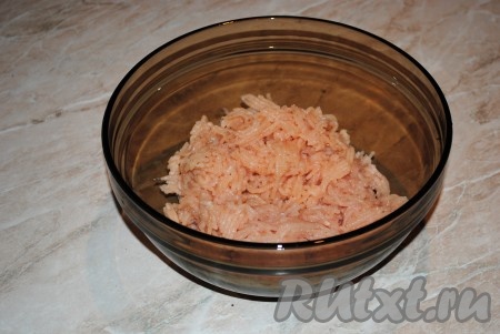 Вымыть и обсушить куриное мясо, затем нарезать его на небольшие кусочки и пропустить через мясорубку.
