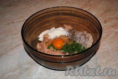 Посолить, поперчить, вбить яйцо и всыпать манную крупу, фарш хорошо перемешать и отбить.&nbsp;
