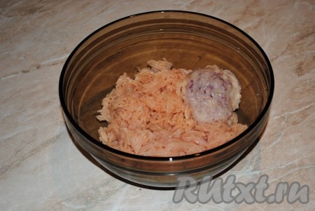 Очищенный лук тоже пропустить через мясорубку.&nbsp;
