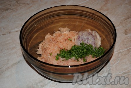 Петрушку вымыть и мелко порубить, отправить в фарш.&nbsp;
