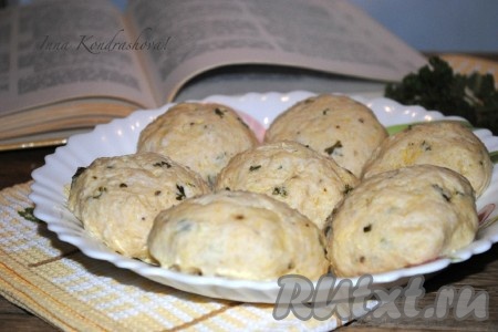 Готовить диетические куриные котлеты на пару 30 минут. Затем переложить их с помощью деревянной лопатки из пароварки на тарелку и можно подавать на стол.&nbsp;
