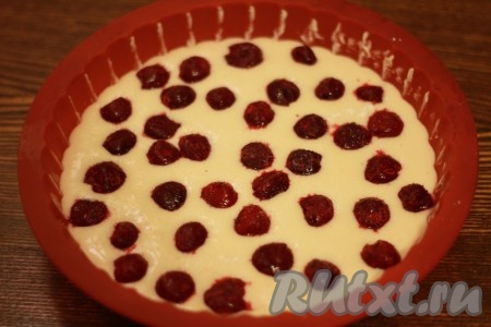 Переложите тесто в форму для запекания (у меня силиконовая форма) и сверху посыпьте вишней.
