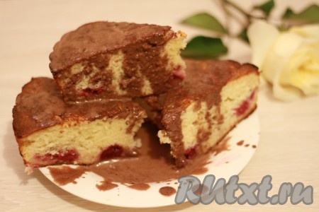 Вкусный и быстрый пирог с вишней готов, можно при подаче полить его сверху растопленным мороженым.&nbsp;
