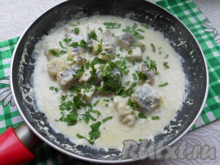 Тушить рыбу в молоке 10-15 минут на слабом огне, периодически переворачивая кусочки (крышкой накрывать сковороду не нужно). В конце тушения (если соус не слишком загустел), добавить муку, разведенную в небольшом количестве (1-2 столовых ложках) воды, хорошо перемешать и готовить ещё несколько минут. Посыпать рыбу измельченной петрушкой и перемешать. Газ выключить.
