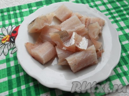 Размороженное филе рыбы нарезать небольшими кусочками.
