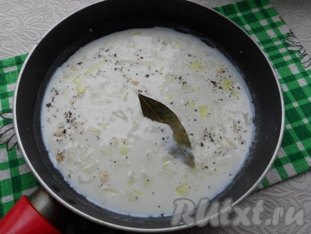 Также выложить в сковороду в молоко черный перец и лавровый лист.
