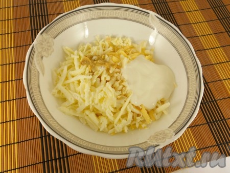 Разложить мясо на доске, посолить его, посыпать специями и поперчить. Сыр натереть на средней терке, добавить к нему сметану, измельченный чеснок и горчицу, перемешать.
