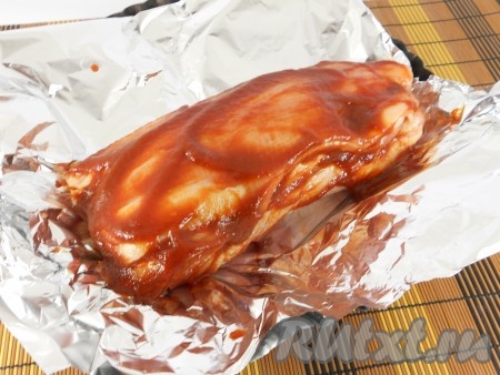 Свернуть мясо рулетом и тщательно зафиксировать края (я использовала зубочистки, но все же лучше перевязать рулет шпагатом). Фольгу сложить в два слоя, поместить на нее мясной рулет, посолить немного и поперчить. Соевый соус смешать с томатной пастой и смазать этой смесью рулет.
