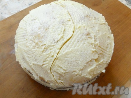 Далее - темный корж и крем, закончить белым коржом. Весь торт (верх и бока) смазать кремом. Визуально или ножом наметить 2 половины торта.
