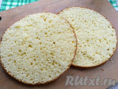 Коржи получаются не слишком высокими, но нежными. Оба коржа нужно разрезать еще пополам. Белый корж нужно разрезать на 2 равные части.
