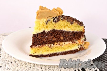Разрез восхитительного торта "День и ночь", приготовленного в домашних условиях.
