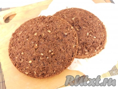 А темный корж нужно разрезать так, чтобы нижняя часть получилась немного тоньше.
