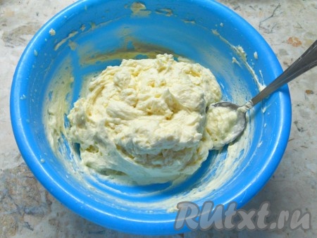 Коржи получаются влажноватыми, поэтому я их ничем не пропитывала. Приготовить крем: размягченное сливочное масло взбить миксером до пышности, затем начать понемногу вливать сгущенное молоко, продолжая взбивать. Долго взбивать не нужно, чтобы крем не перебить (до однородности и устойчивости крема).
