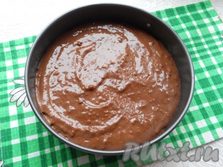 Всыпать просеянную с разрыхлителем муку и замесить тесто, также похожее на крем или сметану. Тесто выложить в разъемную форму диаметром 18-20 см, застелив дно пергаментной бумагой.
