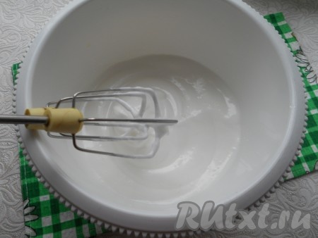 Для приготовления тёмного коржа белки взбить миксером со щепоткой соли до пены, постепенно всыпать сахар и взбивать далее до легких пиков.
