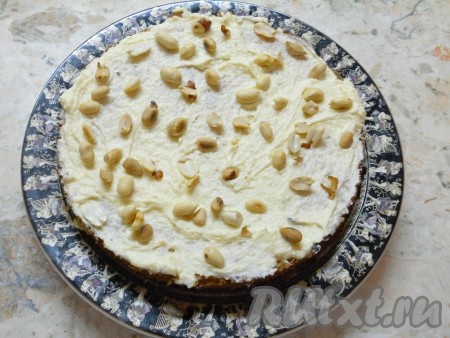 На него - белый корж, смазать кремом и выложить целый, предварительно обжаренный и очищенный, арахис.
