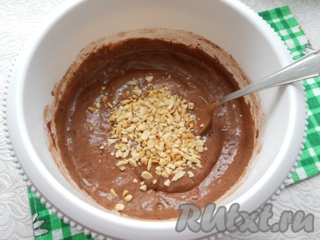 Орешки поджарить немного, остудить и измельчить (не слишком). Добавить орехи в получившуюся шоколадную смесь. Перемешать.
