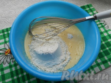 Всыпать муку с разрыхлителем.
