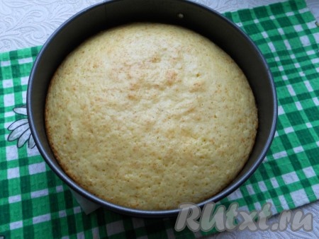 Выпекать корж в разогретой до 180 градусов духовке около 30-40 минут (готовность проверить спичкой). Готовый корж извлечь из формы и дать ему полностью остыть.