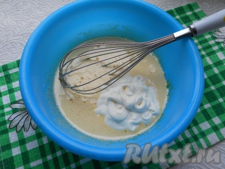 Добавить сметану, перемешать.