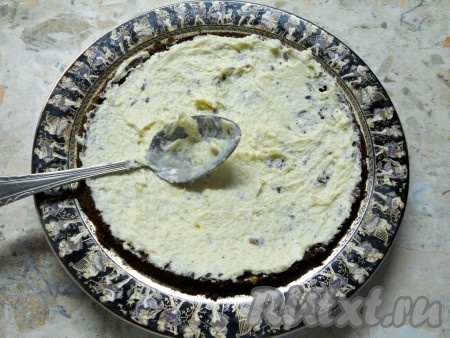 Далее собираем домашний торт "День и ночь": нижний корж темный (который потоньше), смазать кремом.
