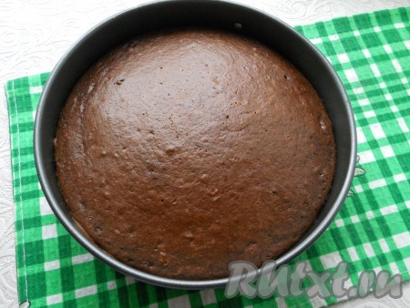 Выпекать темный корж в предварительно разогретой до 180 градусов духовке около 40-45 минут (до сухой спички). Готовый корж вынуть из формы и остудить.