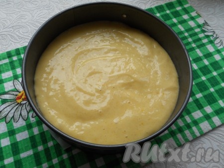 Тщательно все перемешать, замешивая тесто, похожее на крем. Тесто выложить в разъемную форму, диаметром 18-20 см, дно которой застелить пергаментом.