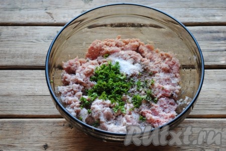 Зелень петрушки вымыть и мелко порубить. Добавить в фарш. Посолить и поперчить по вкусу. Хорошо перемешать и отбить, чтобы получилась однородная масса.&nbsp;
