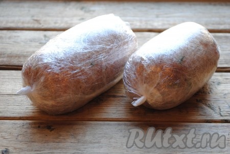 Разделить фарш на две части и каждую часть замотать в пищевую плёнку, формируя колбасу. Чтобы было надёжнее и при варке домашняя колбаса не разлезлась, я замотала в два слоя пищевой плёнки, концы завязала ниткой.&nbsp;
