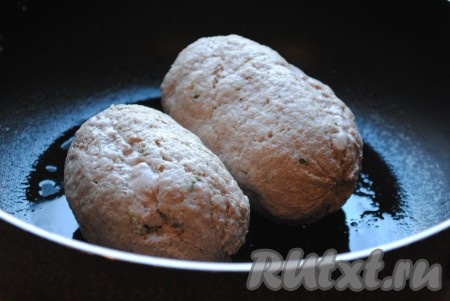 Когда домашние колбасы сварятся, достать их из воды и освободить от плёнки. Поджарить на разогретой сковороде с небольшим количеством растительного масла с двух сторон до образования золотистой корочки.&nbsp;
