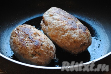 Жарить по 3-4 минуты с каждой стороны. 