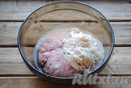 Лук и чеснок очистить, вместе с салом без шкурки тоже пропустить через мясорубку, соединить с фаршем.&nbsp;
